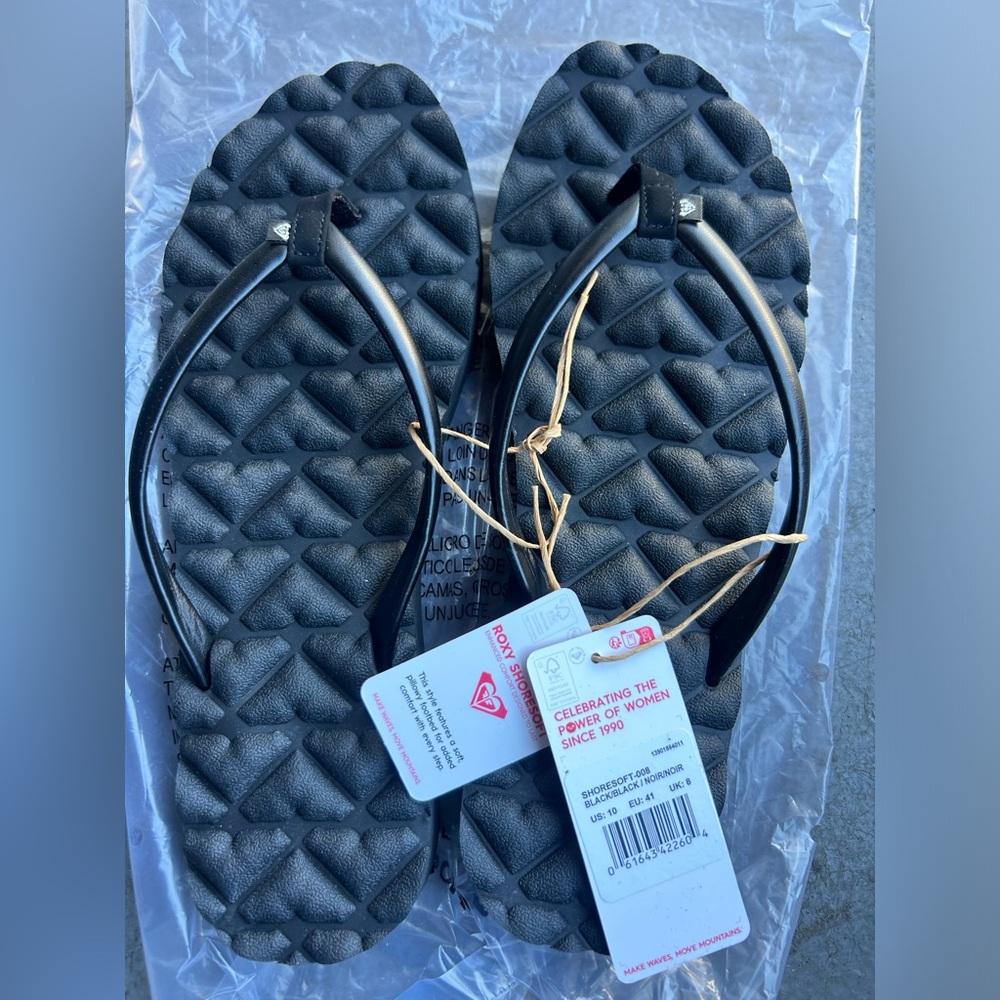 Roxy Shoresoft flip-flops in black.